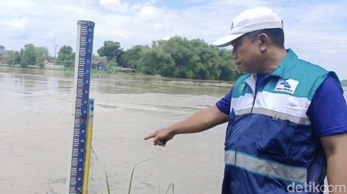 Petugas Solo Hilir di Papan Ukur Bengawan Bojonegoro.