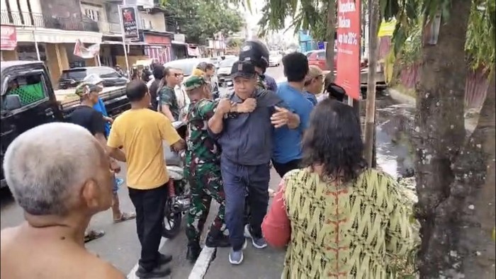 Kericuhan terjadi di Pinrang, Sulsel, antara dua kelompok warga terkait sengketa lahan. Pihak penggugat pasang papan kepemilikan, situasi memanas.