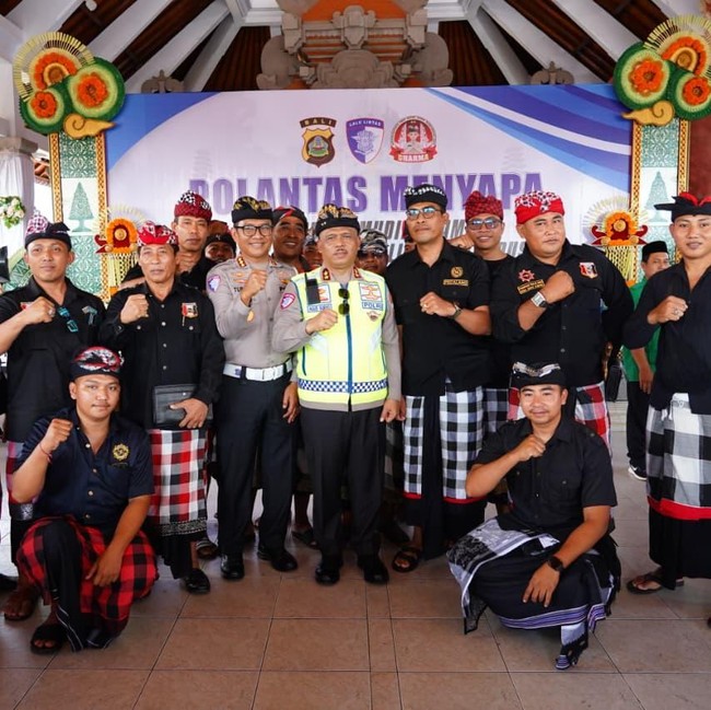 Momen Polantas Menyapa di Bali, Kakorlantas Sapa Pecalang hingga Driver Ojol