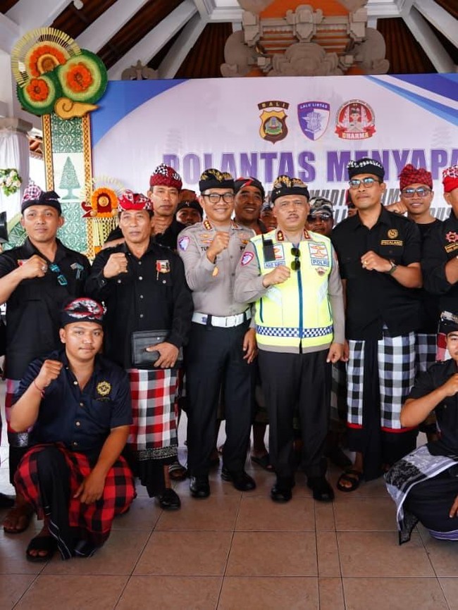 Momen Polantas Menyapa di Bali, Kakorlantas Sapa Pecalang hingga Driver Ojol