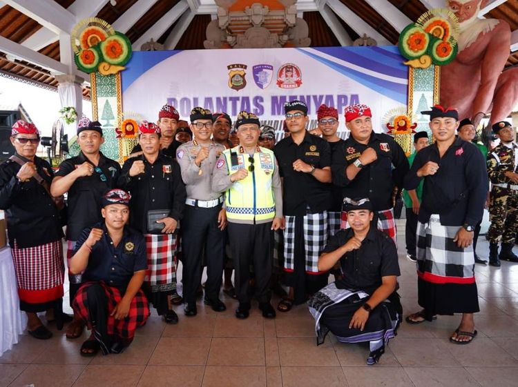 Momen Polantas Menyapa di Bali, Kakorlantas Sapa Pecalang hingga Driver Ojol