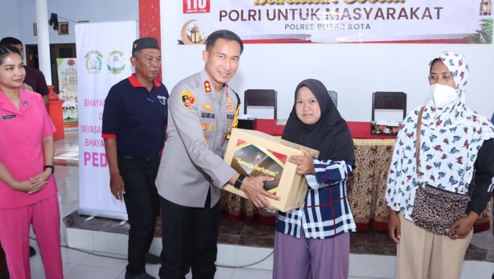 Polres Blitar Kota berbagi berkah dan santunan kepada masyarakat