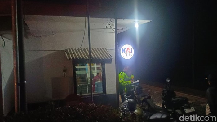 Pos penjagaan perlintasan KA
