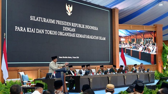 Presiden Prabowo Subianto menyampaikan pidato dalam acara silaturahmi dengan para kiai dan tokoh organisasi kemasyarakatan Islam di Istana Merdeka, Jakarta, Kamis (5/3/2026).