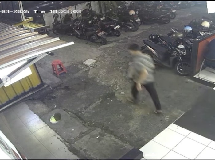 Aksi dugaan pencurian di warung Praz Teguh.
