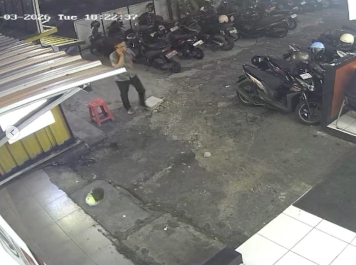 Detik-detik Aksi Dugaan Pencurian Tas di Warung Praz Teguh Terekam CCTV
