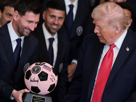 Presiden AS Donald Trump menerima hadiah bola sepak bertatahkan permata dengan tanda tangannya dari kapten Inter Miami CF, Lionel Messi, pada hari ia menghormati para pemain dan official tim Inter Miami CF yang merupakan juara bertahan Major League Soccer (MLS) dengan sebuah acara di East Room Gedung Putih di Washington, D.C., AS, 5 Maret 2026. (REUTERS/Jonathan Ernst)