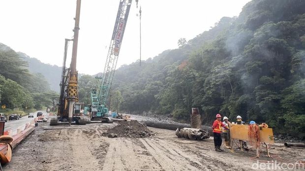 progres perbaikan Lembah Anai yang putus akibat banjir November 2025. (Jeka Kampai/detikSumut) progres perbaikan Lembah Anai yang putus akibat banjir November 2025. (Jeka Kampai/detikSumut)
