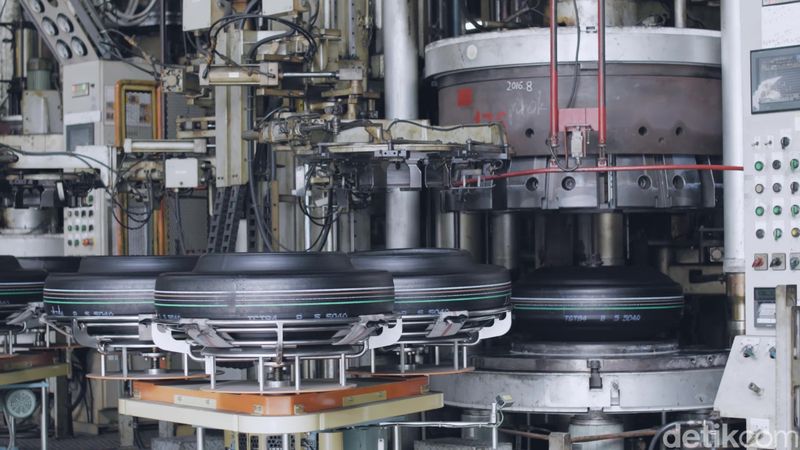 Proses produksi ban Bridgestone di Pabrik Thailand