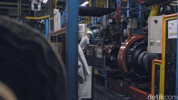 Proses produksi ban Bridgestone di Pabrik Thailand