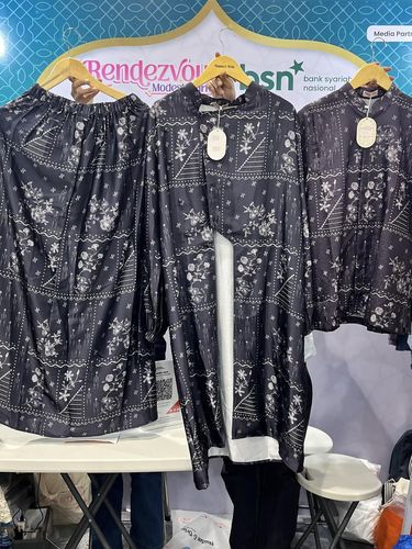 Berburu koleksi sarimbit keluarga di bazar hijab dan busana muslim, Rendezvous Modest Market X Bank Syariah Nasional mulai dari 3-15 Maret 2026 di AEON Tanjung Barat, Jakarta.