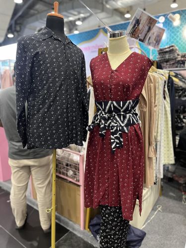 Berburu koleksi sarimbit keluarga di bazar hijab dan busana muslim, Rendezvous Modest Market X Bank Syariah Nasional mulai dari 3-15 Maret 2026 di AEON Tanjung Barat, Jakarta.