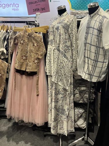 Berburu koleksi sarimbit keluarga di bazar hijab dan busana muslim, Rendezvous Modest Market X Bank Syariah Nasional mulai dari 3-15 Maret 2026 di AEON Tanjung Barat, Jakarta.