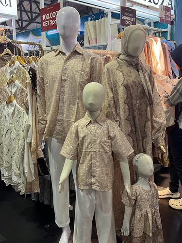 Berburu koleksi sarimbit keluarga di bazar hijab dan busana muslim, Rendezvous Modest Market X Bank Syariah Nasional mulai dari 3-15 Maret 2026 di AEON Tanjung Barat, Jakarta.