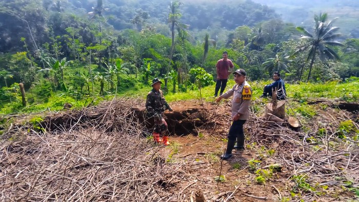 Retakan tanah di hulu permukiman warga diduga pemicu bencana di Bantargadung