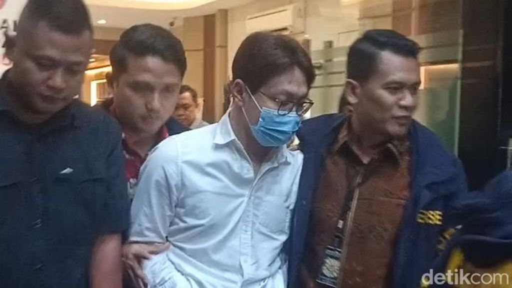 Richard Lee Digiring ke Ruang Tahanan PMJ Usai Diperiksa Soal Laporan Doktif