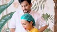 Ini momen sebelum Rina Nose menjalani tindakan operasi hidung bareng dokter Tompi. (Foto: dok Instagram rinanose16)