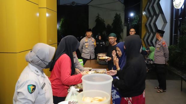Sahur gratis di Polres Kediri Sahur gratis di Polres Kediri