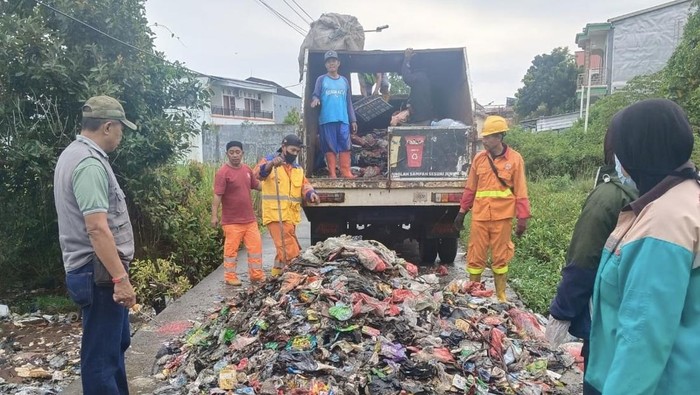 Sampah menumpuk di Lorong 8, RT/6, Kelurahan Kapasa, Kecamatan Tamalanrea, Makassar pada Rabu (4/3/2026).