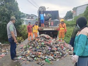 Warga Kapasa Makassar Tumpuk Sampah di Jalanan gegara Lahan Jadi TPS Liar