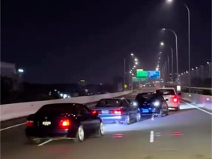 Aksi Konvoi Mobil Zig-zag di Tol Becakayu Berakhir Ditegur Polisi