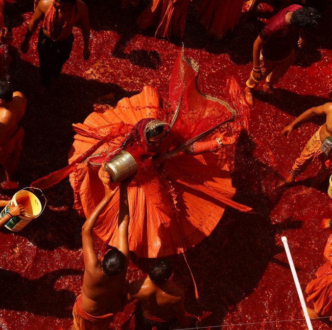 Sehari Setelah Holi, Tradisi Huranga Digelar Meriah di Mathura