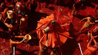 Sehari Setelah Holi, Tradisi Huranga Digelar Meriah di Mathura