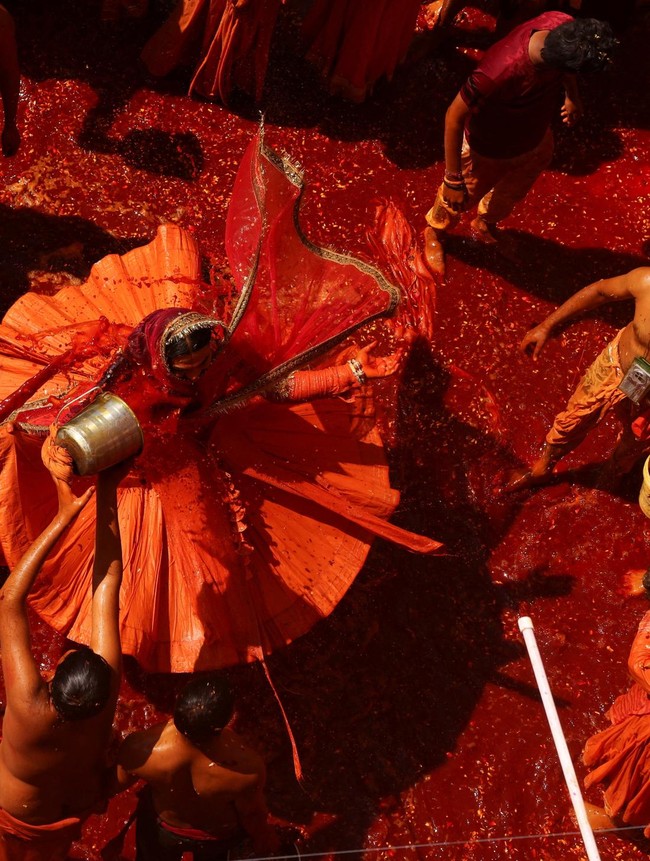 Sehari Setelah Holi, Tradisi Huranga Digelar Meriah di Mathura