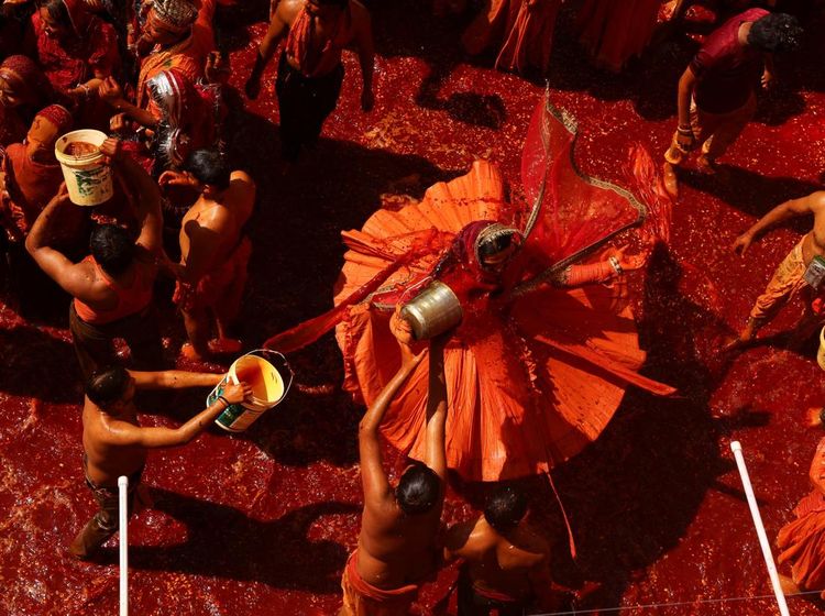 Sehari Setelah Holi, Tradisi Huranga Digelar Meriah di Mathura