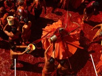 Sehari Setelah Holi, Tradisi Huranga Digelar Meriah di Mathura