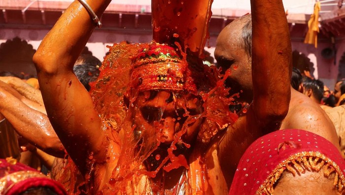 Hindu devotees dance during Huranga, a game played between men and women a day after Holi, at Dauji temple near the northern city of Mathura, India, March 5, 2026. REUTERS/Priyanshu Singh