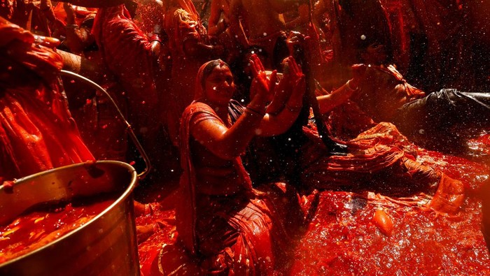 Hindu devotees dance during Huranga, a game played between men and women a day after Holi, at Dauji temple near the northern city of Mathura, India, March 5, 2026. REUTERS/Priyanshu Singh