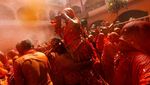 Sehari Setelah Holi, Tradisi Huranga Digelar Meriah di Mathura