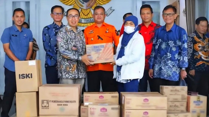 Sekda Kabupaten Sukabumi Ade Suryaman bersama Kalak BPBD Kabupaten Sukabumi, Eki Radiyana