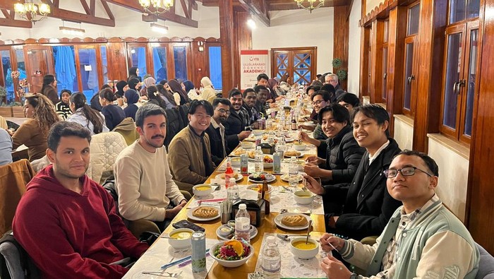 Suasana buka puasa Ramadan 2026 di Turki. Mahasiswa RI menghadiri Diş Kirası, tradisi menjamu tamu.