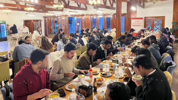Suasana buka puasa Ramadan 2026 di Turki Suasana buka puasa Ramadan 2026 di Turki. Mahasiswa asing menghadiri Diş Kirası, sebuah tradisi menjamu tamu.