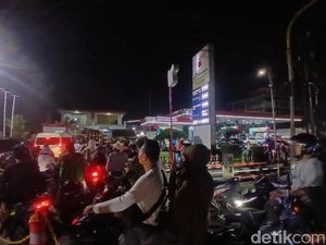 Ratusan Kendaraan Padati SPBU di Medan, Antrean Mengular