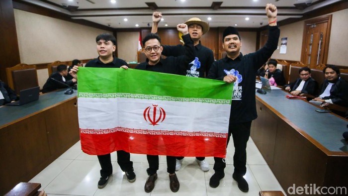 Tangis haru pecah di ruang sidang Pengadilan Negeri Jakarta Pusat saat majelis hakim membacakan putusan bebas terhadap empat terdakwa kasus dugaan penghasutan kerusuhan Agustus 2025, yakni Delpedro Marhaen Rismansyah, Muzaffar Salim, Syahdan Husein, dan Khariq Anhar. Putusan tersebut disambut emosional oleh para terdakwa maupun keluarga yang hadir dalam persidangan, Jumat (6/3/2026).