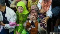 Putusan tersebut disambut emosional oleh para terdakwa maupun keluarga yang hadir dalam persidangan