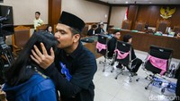 Para terdakwa memeluk keluarga dan kerabat yang hadir sebagai ungkapan syukur atas putusan bebas tersebut.