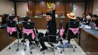 Dalam amar putusannya, majelis hakim menyatakan keempat terdakwa tidak terbukti secara sah dan meyakinkan melakukan tindak pidana sebagaimana yang didakwakan jaksa penuntut umum. Hakim menilai jaksa gagal menghadirkan bukti yang cukup untuk menunjukkan adanya tindakan manipulasi, penghasutan, maupun rekayasa fakta yang dilakukan oleh para terdakwa.