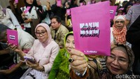 Setelah putusan dibacakan, suasana ruang sidang dipenuhi tangis haru.