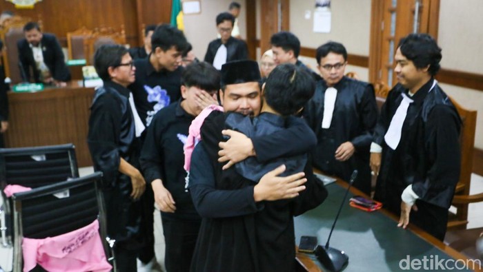 Tangis haru pecah di ruang sidang Pengadilan Negeri Jakarta Pusat saat majelis hakim membacakan putusan bebas terhadap empat terdakwa kasus dugaan penghasutan kerusuhan Agustus 2025, yakni Delpedro Marhaen Rismansyah, Muzaffar Salim, Syahdan Husein, dan Khariq Anhar. Putusan tersebut disambut emosional oleh para terdakwa maupun keluarga yang hadir dalam persidangan, Jumat (6/3/2026).