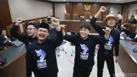 Majelis hakim juga menyebut tidak ada saksi yang dapat menerangkan bahwa kerusuhan yang terjadi dipicu secara langsung oleh unggahan para terdakwa. Dengan pertimbangan tersebut, pengadilan memutuskan membebaskan Delpedro Marhaen Rismansyah, Muzaffar Salim, Syahdan Husein, dan Khariq Anhar dari seluruh dakwaan.