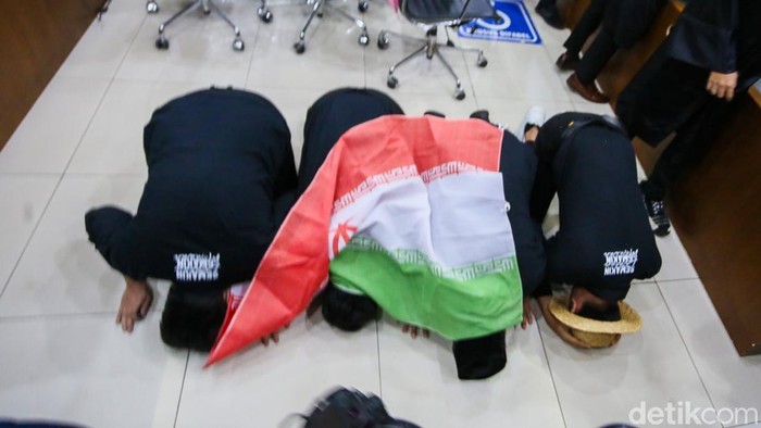 Tangis haru pecah di ruang sidang Pengadilan Negeri Jakarta Pusat saat majelis hakim membacakan putusan bebas terhadap empat terdakwa kasus dugaan penghasutan kerusuhan Agustus 2025, yakni Delpedro Marhaen Rismansyah, Muzaffar Salim, Syahdan Husein, dan Khariq Anhar. Putusan tersebut disambut emosional oleh para terdakwa maupun keluarga yang hadir dalam persidangan, Jumat (6/3/2026).