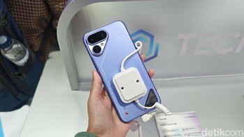 Tecno Pova Curve 2 5G, ponsel dengan baterai besar 8.000 mAh, juga dipamerkan di booth Tecno di MWC 2026. Foto: Virgina Maulita Putri/detikINET