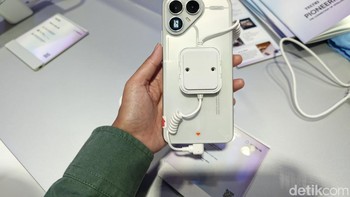 Tecno Pova 8 series yang kabarnya akan diumumkan dalam waktu dekat juga menampakkan diri dengan dekorasi Pixel Joy dengan 117 LED matrix di dekat kamera belakang. Foto: Virgina Maulita Putri/detikINET