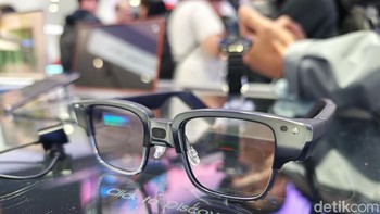 Dua perangkat kacamata pintar juga ikut hadir, yaitu AI Glasses dan AI Glasses Pro. Khusus versi Pro dilengkapi dengan panel Micro LED yang bisa digunakan sebagai teleprompter. Foto: Virgina Maulita Putri/detikINET