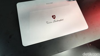 Selain dua perangkat di atas, Tecno juga memamerkan laptop Megabook T14 Air Tonino Lamborghini, tablet Megapad 2 Tonino Lamborghini, dan TWS Openhear Tonino Lamborghini yang semuanya merupakan produk edisi terbatas. Foto: Virgina Maulita Putri/detikINET