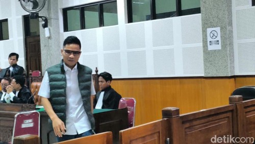 Hamdan Kasim, salah satu terdakwa gratifikasi uang siluman di Pengadilan Tipikor Mataram, Kamis (5/3/2026). (Foto : Abdurrasyid Efendi/detikBali).
